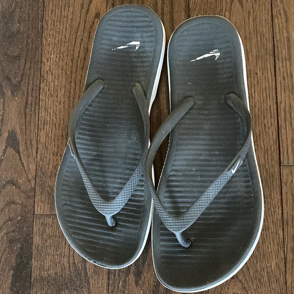Nike on deck slides Size 8 charcoal colour used great condition - Picture 2 of 2